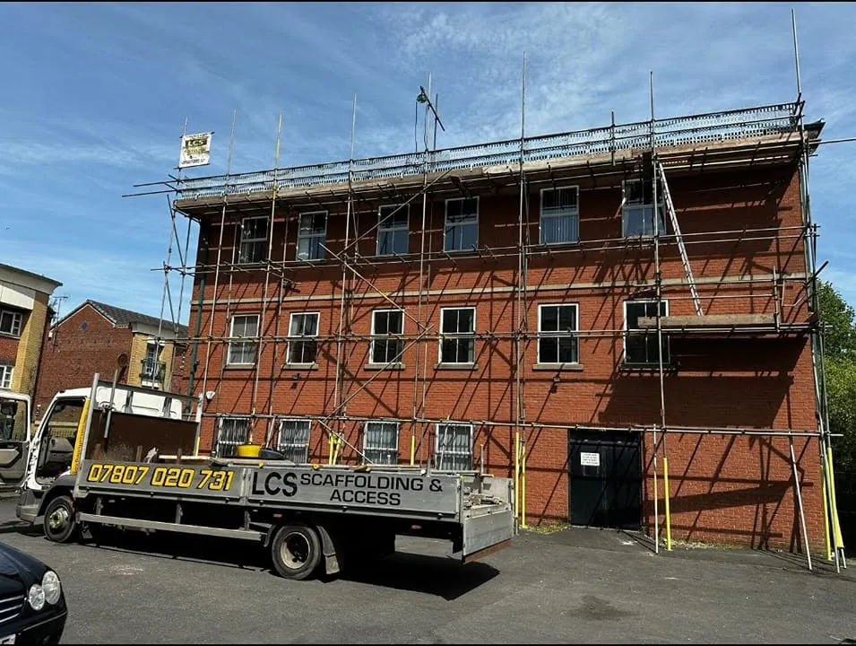 Residential roofline scaffold with an LCS vehicle on site